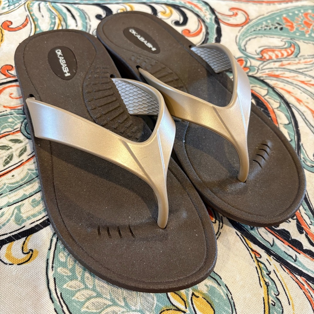 Okabashi Gold and Brown Flipflop Sandals with Contoured Footbed small (5-5.5)new